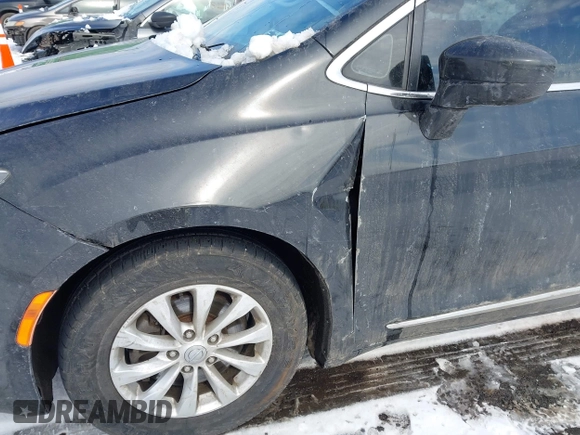 ✅ 2018 Chrysler Pacifica Touring L • VIN: 2C4RC1BG4JR317995 • Lot: 44436968. Wystawiony na IAAI z przebiegiem 45 306 mil. Bezpłatny archiwum sprzedaży aukcyjnych z USA i szczegółowy raport historii pojazdu na DreamBid. Zdjęcie 6.