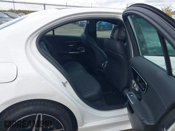 ✅ 2023 Mercedes-Benz C 300 • VIN: W1KAF4HB9PR154265 • Lot: 43470981. Wystawiony na IAAI z przebiegiem 16 127 mil. Bezpłatny archiwum sprzedaży aukcyjnych z USA i szczegółowy raport historii pojazdu na DreamBid. Zdjęcie 8.