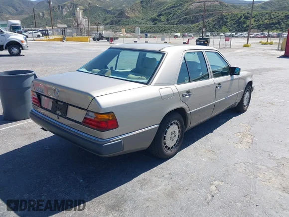 ✅ 1990 Mercedes-Benz 300 E • VIN: WDBEA30D1LB194665 • Lot: 44559848. Wystawiony na IAAI z przebiegiem 143 298 mil. Bezpłatny archiwum sprzedaży aukcyjnych z USA i szczegółowy raport historii pojazdu na DreamBid. Zdjęcie 4.