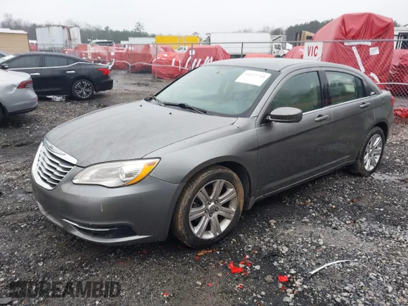 ✅ 2013 Chrysler 200 Touring • VIN: 1C3CCBBB3DN765599 • Lot: 41422760. Wystawiony na IAAI z przebiegiem 208 787 mil. Bezpłatny archiwum sprzedaży aukcyjnych z USA i szczegółowy raport historii pojazdu na DreamBid. Zdjęcie 2.