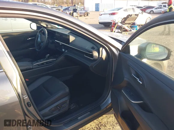 ✅ 2023 Toyota Crown Limited • VIN: JTDAAAAF4P3005544 • Lot: 43983982. Wystawiony na IAAI z przebiegiem 23 120 mil. Bezpłatny archiwum sprzedaży aukcyjnych z USA i szczegółowy raport historii pojazdu na DreamBid. Zdjęcie 5.