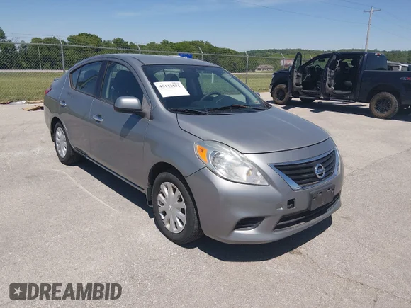 ✅ 2014 Nissan Versa S • VIN: 3N1CN7APXEL867681 • Лот: 45113571. Опубликован ранее на IAAI с пробегом 104 948 миль. Бесплатный доступ к архиву аукционных продаж из США и подробный отчёт об истории автомобиля на DreamBid. Изображение 1.