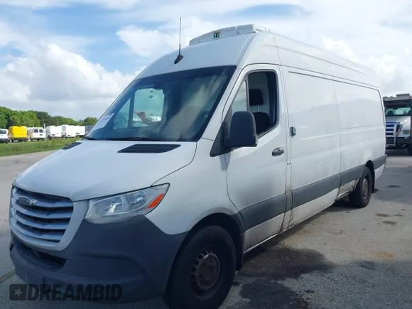✅ 2019 Freightliner Sprinter • VIN: WDRPF1CD6KP057119 • Lot: 42777824. Wystawiony na IAAI z przebiegiem 149 253 mil. Bezpłatny archiwum sprzedaży aukcyjnych z USA i szczegółowy raport historii pojazdu na DreamBid. Zdjęcie 2.