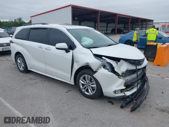 ✅ 2025 Toyota Sienna XLE • VIN: 5TDJSKFC2SS160103 • Lot: 45182119. Wystawiony na IAAI z przebiegiem 22 406 mil. Bezpłatny archiwum sprzedaży aukcyjnych z USA i szczegółowy raport historii pojazdu na DreamBid. Zdjęcie 1.