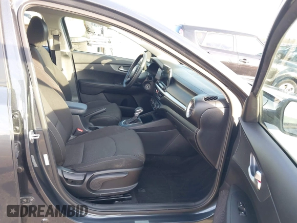 ✅ 2021 Kia Forte LXS • VIN: 3KPF24AD6ME313595 • Lot: 44197640. Wystawiony na IAAI z przebiegiem 49 715 mil. Bezpłatny archiwum sprzedaży aukcyjnych z USA i szczegółowy raport historii pojazdu na DreamBid. Zdjęcie 5.