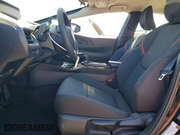 ✅ 2025 Toyota Prius SE • VIN: JTDACACU4S3045251 • Lot: 48480326. Wystawiony na Copart z przebiegiem 4 679 mil. Bezpłatny archiwum sprzedaży aukcyjnych z USA i szczegółowy raport historii pojazdu na DreamBid. Zdjęcie 7.