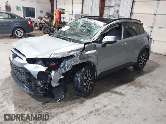 ✅ 2023 Toyota Corolla Cross Hybrid S • VIN: 7MUFBABG3PV009227 • Lot: 43567407. Wystawiony na IAAI z przebiegiem 49 186 mil. Bezpłatny archiwum sprzedaży aukcyjnych z USA i szczegółowy raport historii pojazdu na DreamBid. Zdjęcie 2.