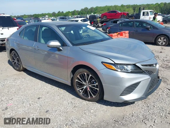 ✅ 2018 Toyota Camry LE • VIN: 4T1B11HK5JU635089 • Лот: 44868363. Опубліковано раніше на IAAI з пробігом 84 868 миль. Безкоштовний доступ до архіву аукціонних продажів зі США та докладний звіт про історію автомобіля на DreamBid. Зображення 1.
