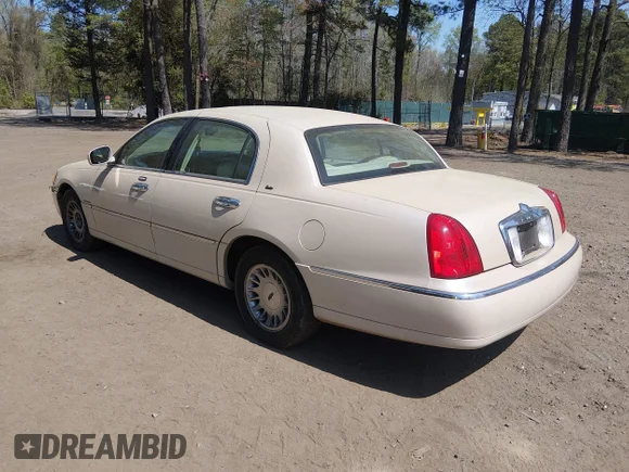 ✅ 2001 Lincoln Town Car Cartier • VIN: 1LNHM83W91Y633276 • Lot: 44771757. Wystawiony na IAAI z przebiegiem Nie podano. Bezpłatny archiwum sprzedaży aukcyjnych z USA i szczegółowy raport historii pojazdu na DreamBid. Zdjęcie 3.
