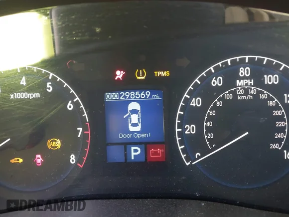 ✅ 2009 Hyundai Genesis • VIN: KMHGC46E59U028992 • Lot: 43118689. Wystawiony na IAAI z przebiegiem 298 569 mil. Bezpłatny archiwum sprzedaży aukcyjnych z USA i szczegółowy raport historii pojazdu na DreamBid. Zdjęcie 7.