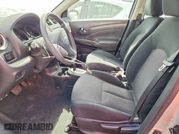 ✅ 2018 Nissan Versa SV • VIN: 3N1CN7AP1JK403050 • Lot: 97400935. Wystawiony na Copart z przebiegiem 54 515 mil. Bezpłatny archiwum sprzedaży aukcyjnych z USA i szczegółowy raport historii pojazdu na DreamBid. Zdjęcie 7.
