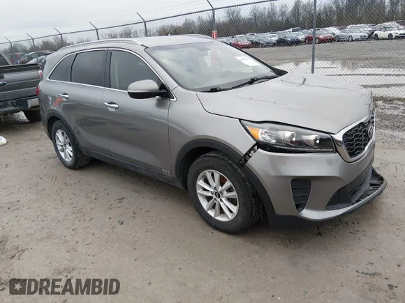 ✅ 2019 Kia Sorento LX • VIN: 5XYPGDA33KG520409 • Лот: 44569365. Опубліковано раніше на IAAI з пробігом 153 836 миль. Безкоштовний доступ до архіву аукціонних продажів зі США та докладний звіт про історію автомобіля на DreamBid. Зображення 1.