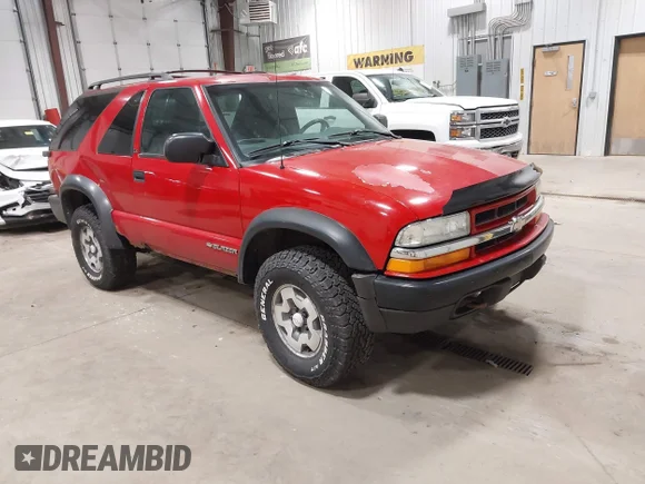 ✅ 2000 Chevrolet Blazer LS • VIN: 1GNCT18W0YK256231 • Лот: 43671601. Опубліковано раніше на IAAI з пробігом 175 857 миль. Безкоштовний доступ до архіву аукціонних продажів зі США та докладний звіт про історію автомобіля на DreamBid. Зображення 1.