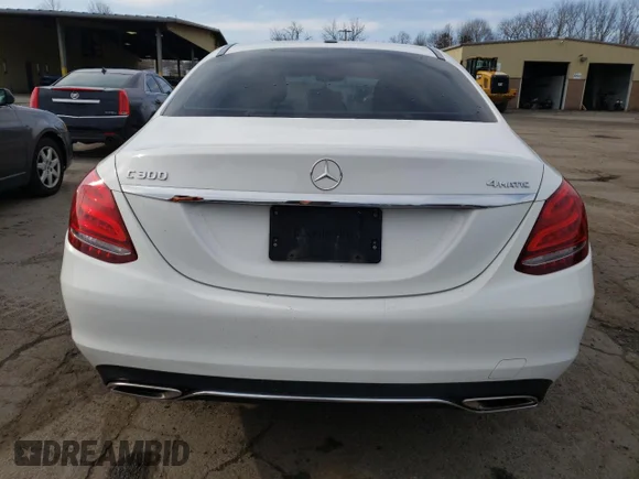 ✅ 2017 Mercedes-Benz C 300 • VIN: 55SWF4KB7HU187781 • Lot: 46047963. Wystawiony na Copart z przebiegiem 48 114 mil. Bezpłatny archiwum sprzedaży aukcyjnych z USA i szczegółowy raport historii pojazdu na DreamBid. Zdjęcie 6.