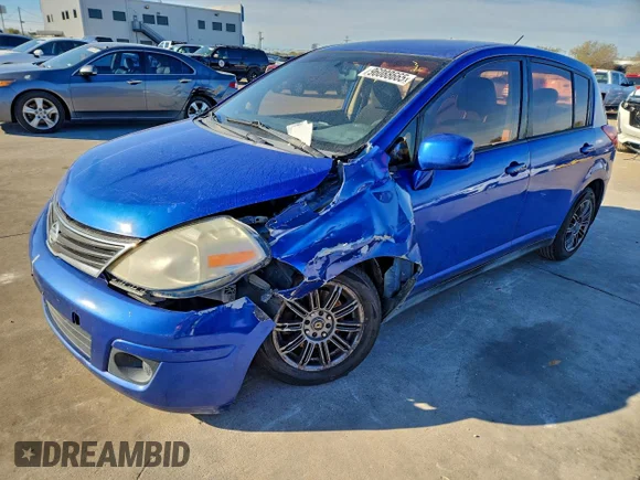 ✅ 2010 Nissan Versa S • VIN: 3N1BC1CP8AL393493 • Лот: 96088665. Опубликован ранее на Copart с пробегом 212 210 миль. Бесплатный доступ к архиву аукционных продаж из США и подробный отчёт об истории автомобиля на DreamBid. Изображение 1.