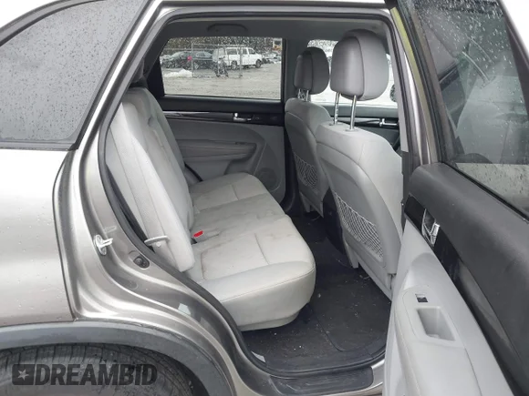 ✅ 2013 Kia Sorento LX • VIN: 5XYKTDA21DG376438 • Lot: 44624274. Wystawiony na IAAI z przebiegiem 169 107 mil. Bezpłatny archiwum sprzedaży aukcyjnych z USA i szczegółowy raport historii pojazdu na DreamBid. Zdjęcie 8.