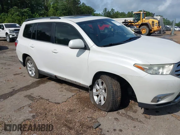 ✅ 2013 Toyota Highlander Plus • VIN: 5TDZK3EH2DS097464 • Лот: 45184237. Опубліковано раніше на IAAI з пробігом 126 365 миль. Безкоштовний доступ до архіву аукціонних продажів зі США та докладний звіт про історію автомобіля на DreamBid. Зображення 6.