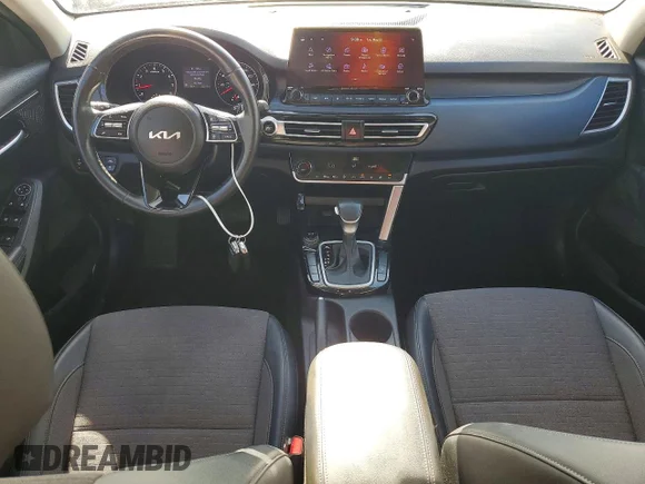 ✅ 2022 Kia Seltos S • VIN: KNDEU2AA1N7236488 • Lot: 54166746. Wystawiony na Copart z przebiegiem 52 516 mil. Bezpłatny archiwum sprzedaży aukcyjnych z USA i szczegółowy raport historii pojazdu na DreamBid. Zdjęcie 8.