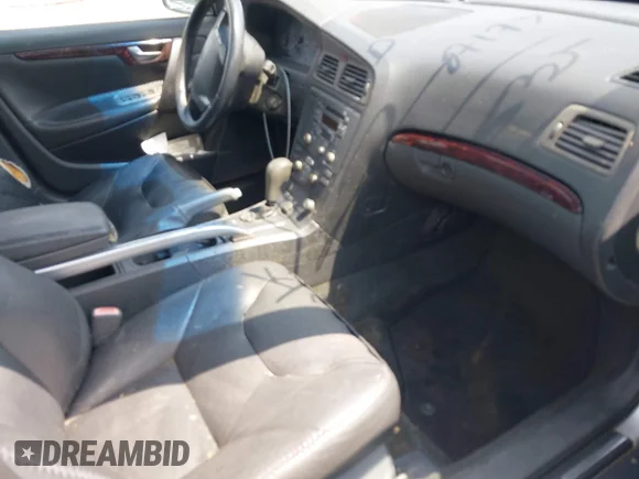 ✅ 2002 Volvo V70 • VIN: YV1SZ58DX21076044 • Lot: 45085441. Wystawiony na IAAI z przebiegiem 207 173 mil. Bezpłatny archiwum sprzedaży aukcyjnych z USA i szczegółowy raport historii pojazdu na DreamBid. Zdjęcie 5.