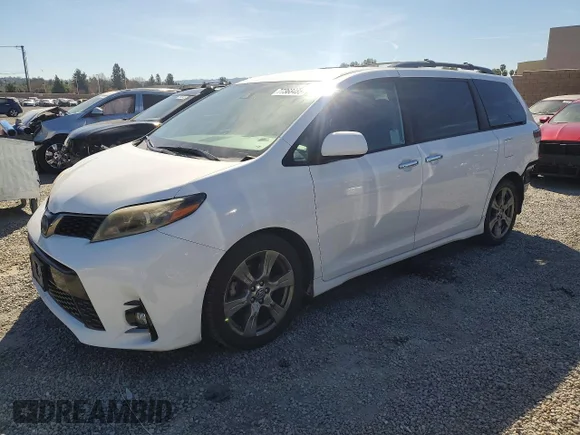✅ 2019 Toyota Sienna SE Premium • VIN: 5TDXZ3DC8KS996836 • Lot: 77368485. Wystawiony na Copart z przebiegiem 104 817 mil. Bezpłatny archiwum sprzedaży aukcyjnych z USA i szczegółowy raport historii pojazdu na DreamBid. Zdjęcie 1.