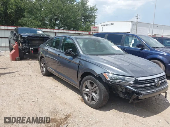 ✅ 2024 Volkswagen Jetta SE • VIN: 3VW7M7BU9RM072995 • Лот: 45565099. Опубліковано раніше на IAAI з пробігом 56 857 миль. Безкоштовний доступ до архіву аукціонних продажів зі США та докладний звіт про історію автомобіля на DreamBid. Зображення 1.
