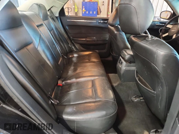 ✅ 2010 Chrysler 300 Touring • VIN: 2C3CA5CV3AH125705 • Lot: 79412645. Wystawiony na Copart z przebiegiem 221 010 mil. Bezpłatny archiwum sprzedaży aukcyjnych z USA i szczegółowy raport historii pojazdu na DreamBid. Zdjęcie 10.