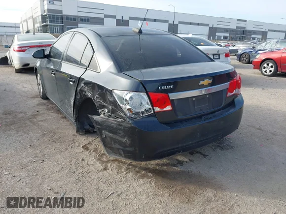 ✅ 2015 Chevrolet Cruze LS • VIN: 1G1PA5SH1F7215181 • Lot: 44217228. Wystawiony na IAAI z przebiegiem 237 129 mil. Bezpłatny archiwum sprzedaży aukcyjnych z USA i szczegółowy raport historii pojazdu na DreamBid. Zdjęcie 3.