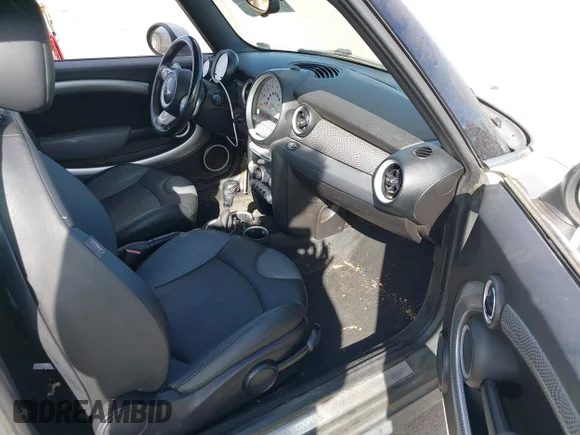 ✅ 2009 MINI Convertible S • VIN: WMWMS33549TY08123 • Lot: 43330120. Wystawiony na IAAI z przebiegiem 142 758 mil. Bezpłatny archiwum sprzedaży aukcyjnych z USA i szczegółowy raport historii pojazdu na DreamBid. Zdjęcie 5.
