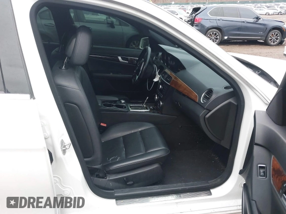 ✅ 2013 Mercedes-Benz C 300 Sport • VIN: WDDGF8AB1DR277114 • Lot: 44075965. Wystawiony na IAAI z przebiegiem 147 895 mil. Bezpłatny archiwum sprzedaży aukcyjnych z USA i szczegółowy raport historii pojazdu na DreamBid. Zdjęcie 5.