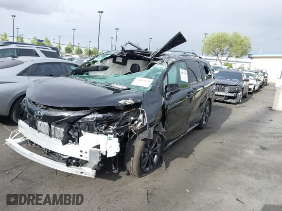 ✅ 2026 Toyota Sienna XSE • VIN: 5TDXRKEC9TS291540 • Lot: 44825158. Wystawiony na IAAI z przebiegiem 2 943 mil. Bezpłatny archiwum sprzedaży aukcyjnych z USA i szczegółowy raport historii pojazdu na DreamBid. Zdjęcie 2.
