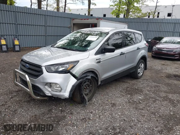 ✅ 2018 Ford Escape S • VIN: 1FMCU0F72JUB95403 • Лот: 45099138. Опубліковано раніше на IAAI з пробігом 131 446 миль. Безкоштовний доступ до архіву аукціонних продажів зі США та докладний звіт про історію автомобіля на DreamBid. Зображення 2.