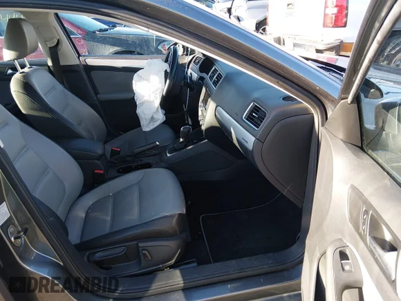 ✅ 2014 Volkswagen Jetta Hybrid • VIN: 3VW637AJ2EM206973 • Lot: 44492381. Wystawiony na IAAI z przebiegiem 91 041 mil. Bezpłatny archiwum sprzedaży aukcyjnych z USA i szczegółowy raport historii pojazdu na DreamBid. Zdjęcie 5.
