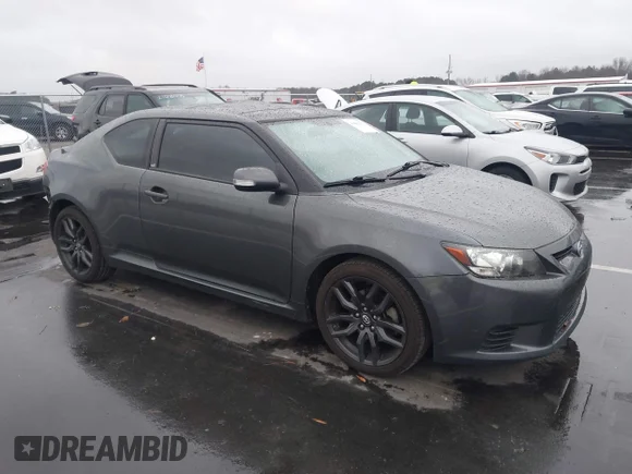 ✅ 2013 Scion tC • VIN: JTKJF5C77D3060458 • Lot: 43862191. Wystawiony na IAAI z przebiegiem 142 310 mil. Bezpłatny archiwum sprzedaży aukcyjnych z USA i szczegółowy raport historii pojazdu na DreamBid. Zdjęcie 1.