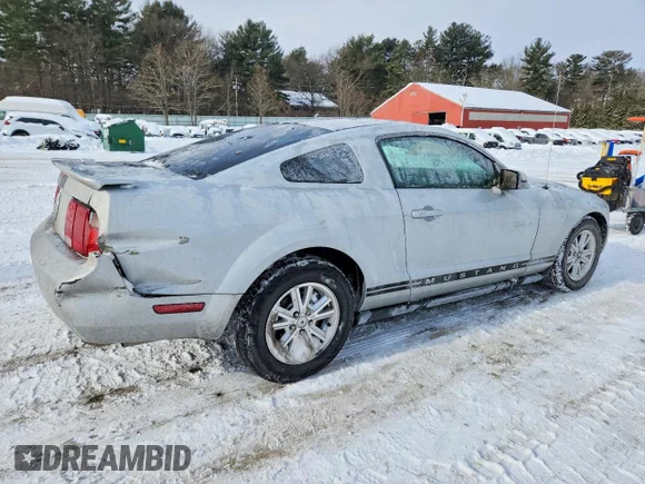 ✅ 2007 Ford Mustang Deluxe • VIN: 1ZVFT80N875261138 • Лот: 73661145. Опубликован ранее на Copart с пробегом 43 794 миль. Бесплатный доступ к архиву аукционных продаж из США и подробный отчёт об истории автомобиля на DreamBid. Изображение 3.