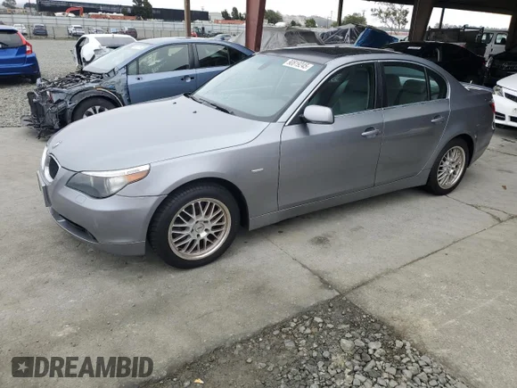 ✅ 2004 BMW 5 Series 525i • VIN: WBANA53514B851531 • Лот: 90819245. Опубліковано раніше на Copart з пробігом 235 758 миль. Безкоштовний доступ до архіву аукціонних продажів зі США та докладний звіт про історію автомобіля на DreamBid. Зображення 1.