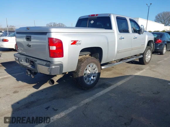 ✅ 2013 Chevrolet Silverado 2500HD LTZ • VIN: 1GC1KYE85DF198010 • Lot: 44089933. Wystawiony na IAAI z przebiegiem 218 355 mil. Bezpłatny archiwum sprzedaży aukcyjnych z USA i szczegółowy raport historii pojazdu na DreamBid. Zdjęcie 4.