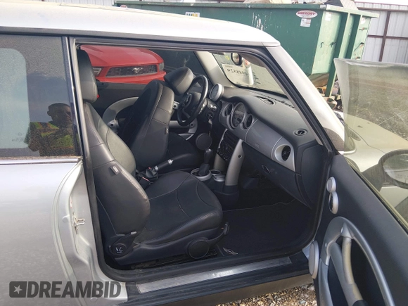 ✅ 2002 MINI Hardtop • VIN: WMWRC33422TE11562 • Lot: 44948529. Wystawiony na IAAI z przebiegiem 185 425 mil. Bezpłatny archiwum sprzedaży aukcyjnych z USA i szczegółowy raport historii pojazdu na DreamBid. Zdjęcie 5.