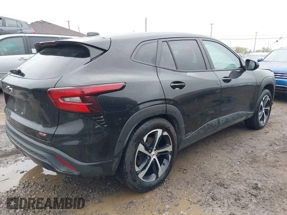 ✅ 2025 Chevrolet Trax 1RS • VIN: KL77LGEP8SC245387 • Lot: 45118290. Wystawiony na IAAI z przebiegiem 17 648 mil. Bezpłatny archiwum sprzedaży aukcyjnych z USA i szczegółowy raport historii pojazdu na DreamBid. Zdjęcie 4.