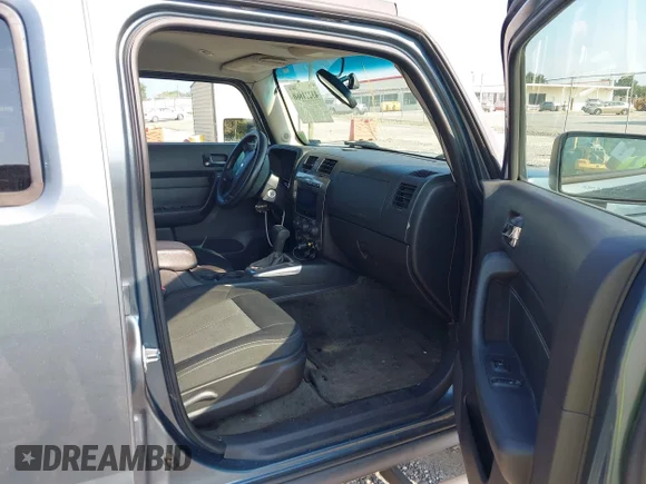✅ 2006 Hummer H3 • VIN: 5GTDN136068171813 • Lot: 43221860. Wystawiony na IAAI z przebiegiem 197 963 mil. Bezpłatny archiwum sprzedaży aukcyjnych z USA i szczegółowy raport historii pojazdu na DreamBid. Zdjęcie 5.