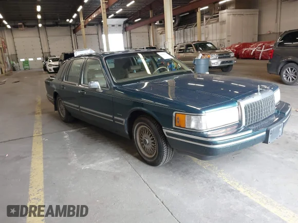 ✅ 1994 Lincoln Town Car Signature • VIN: 1LNLM82W2RY710741 • Lot: 44945178. Listed on IAAI with 173,878 mi. Free auction sales archive from the USA and detailed vehicle history report at DreamBid. Image 1.