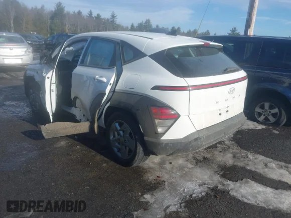 ✅ 2025 Hyundai Kona SE • VIN: KM8HA3AB6SU231963 • Lot: 44099770. Wystawiony na IAAI z przebiegiem 32 268 mil. Bezpłatny archiwum sprzedaży aukcyjnych z USA i szczegółowy raport historii pojazdu na DreamBid. Zdjęcie 3.