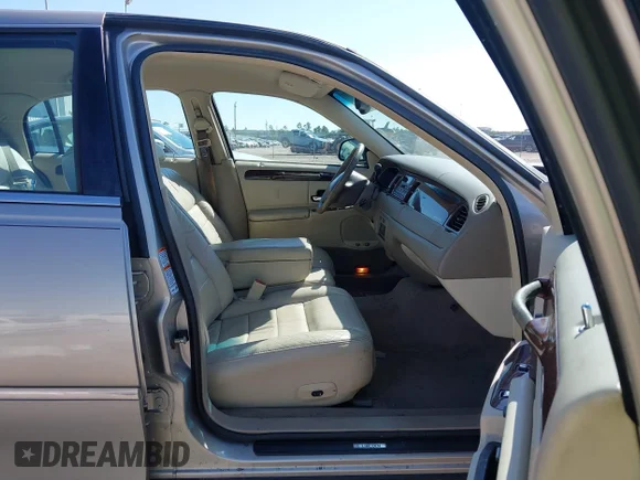 ✅ 2002 Lincoln Town Car Executive • VIN: 1LNHM81W72Y632938 • Lot: 43319981. Wystawiony na IAAI z przebiegiem 126 825 mil. Bezpłatny archiwum sprzedaży aukcyjnych z USA i szczegółowy raport historii pojazdu na DreamBid. Zdjęcie 5.