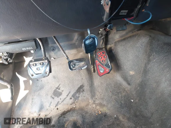 ✅ 2000 Ford F-250 XL • VIN: 1FTNF20F8YEC40741 • Лот: 43579823. Опубліковано раніше на IAAI з пробігом 204 595 миль. Безкоштовний доступ до архіву аукціонних продажів зі США та докладний звіт про історію автомобіля на DreamBid. Зображення 11.