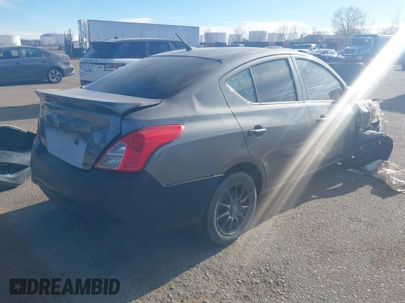✅ 2017 Nissan Versa S Plus • VIN: 3N1CN7AP4HL843459 • Lot: 43959154. Wystawiony na IAAI z przebiegiem Nie podano. Bezpłatny archiwum sprzedaży aukcyjnych z USA i szczegółowy raport historii pojazdu na DreamBid. Zdjęcie 4.