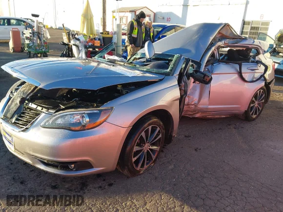 ✅ 2014 Chrysler 200 Touring • VIN: 1C3CCBBG5EN118537 • Lot: 44186057. Wystawiony na IAAI z przebiegiem Nie podano. Bezpłatny archiwum sprzedaży aukcyjnych z USA i szczegółowy raport historii pojazdu na DreamBid. Zdjęcie 2.