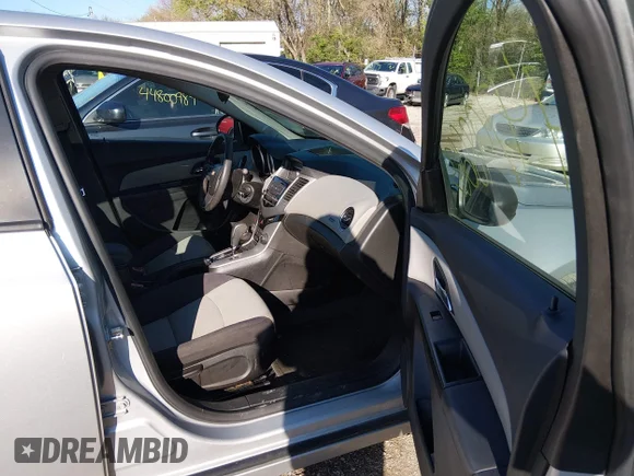 ✅ 2013 Chevrolet Cruze LS • VIN: 1G1PA5SH5D7135959 • Lot: 44798663. Wystawiony na IAAI z przebiegiem 168 837 mil. Bezpłatny archiwum sprzedaży aukcyjnych z USA i szczegółowy raport historii pojazdu na DreamBid. Zdjęcie 5.