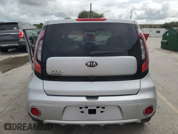 ✅ 2018 Kia Soul + • VIN: KNDJP3A55J7536737 • Lot: 74909114. Wystawiony na Copart z przebiegiem 81 764 mil. Bezpłatny archiwum sprzedaży aukcyjnych z USA i szczegółowy raport historii pojazdu na DreamBid. Zdjęcie 6.