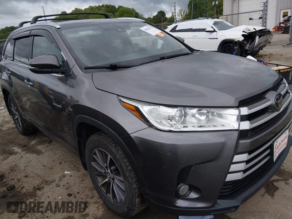 ✅ 2018 Toyota Highlander XLE • VIN: 5TDJZRFH9JS554308 • Lot: 45052562. Wystawiony na IAAI z przebiegiem 101 254 mil. Bezpłatny archiwum sprzedaży aukcyjnych z USA i szczegółowy raport historii pojazdu na DreamBid. Zdjęcie 1.