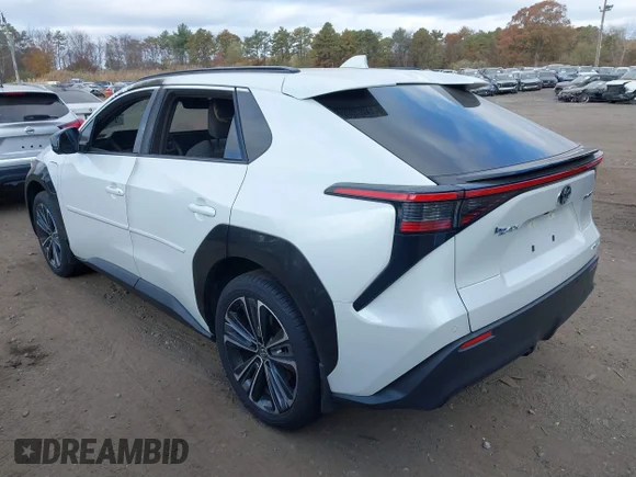 ✅ 2023 Toyota bZ4X XLE • VIN: JTMABACA7PA020274 • Lot: 40611481. Wystawiony na IAAI z przebiegiem 6 028 mil. Bezpłatny archiwum sprzedaży aukcyjnych z USA i szczegółowy raport historii pojazdu na DreamBid. Zdjęcie 3.