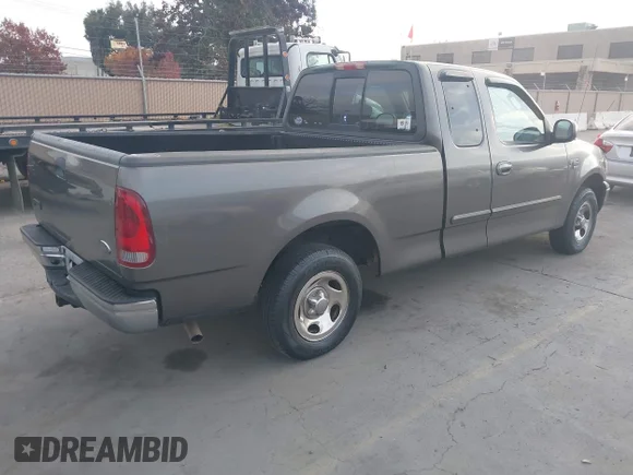 ✅ 2002 Ford F-150 XL • VIN: 1FTRX17W32KE39493 • Lot: 43823911. Wystawiony na IAAI z przebiegiem 225 199 mil. Bezpłatny archiwum sprzedaży aukcyjnych z USA i szczegółowy raport historii pojazdu na DreamBid. Zdjęcie 4.